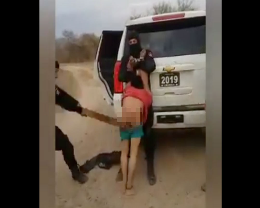 VIDEO: A nalgadas con tabla presuntos policías castigan a joven ladrón