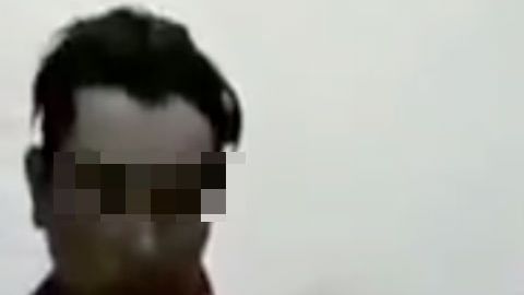 VIDEO: Con pistola en mano sicarios interrogan a 2, esto fue lo que confesaron