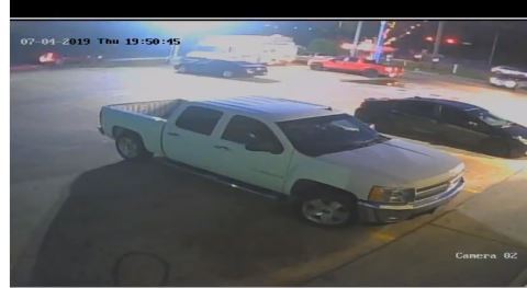 Uno de los disparos causó que se incendiaran los fuegos artificiales.