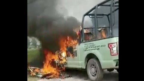 VIDEO: Huachioleros atacan a elementos de la Guardia Nacional de AMLO