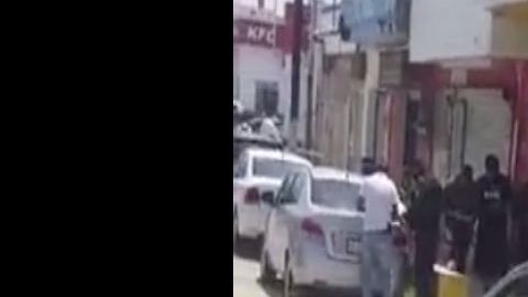 VIDEO: Sicario se mete en problemas por su arma, se le trabó y las balas terminaron donde no quería