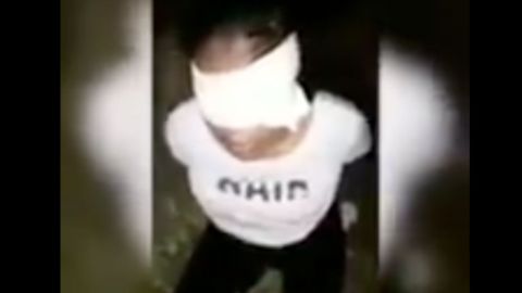 VIDEO: Sicarios de "El Mencho" y el CJNG interrogan a mujer integrante Los Rojos