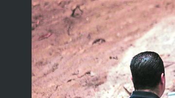 Analistas forenses y criminalistas trabajan en la exhumación de los cadáveres en la colonia Vista al Lago.