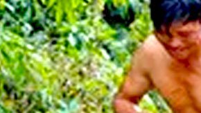 La crecida del río Nam Chim obliga a los niños a cruzar metidos en bolsas de plástico.