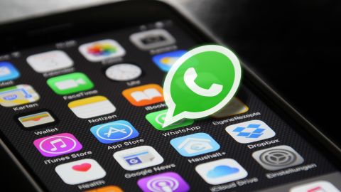 Es muy sencillo saber con cuál de los contactos intercambia más mensajes.