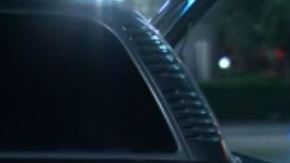 Oficiales informaron que un grupo de jóvenes estaban vendiendo drogas desde el interior de un carro.