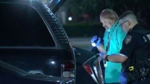 Oficiales informaron que un grupo de jóvenes estaban vendiendo drogas desde el interior de un carro.
