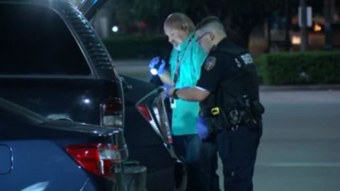 Oficiales informaron que un grupo de jóvenes estaban vendiendo drogas desde el interior de un carro.