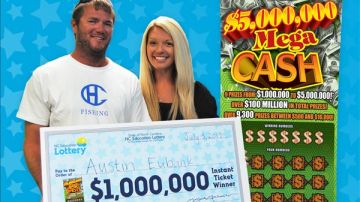 Austin y Margaret con su gran premio de lotería.