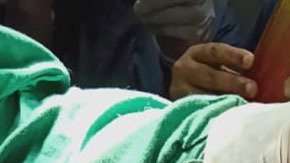 Una mujer come joyas y enferma gravemente.