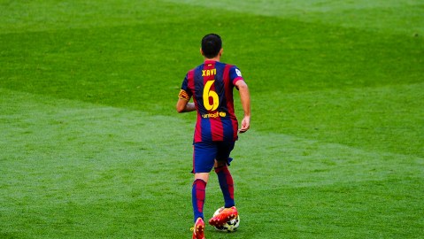 La magia de Xavi Hernández enfundado en la camiseta del Barcelona y de la Selección Española de Fútbol será inolvidable para los fanáticos del fútbol.