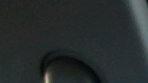 La joven Gabriela y su hermano menor duermen en su auto, estacionado cerca de un parque en Los  Ángeles.