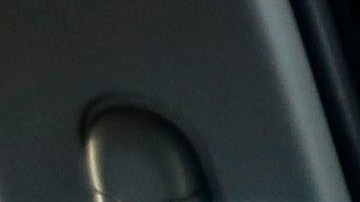 La joven Gabriela y su hermano menor duermen en su auto, estacionado cerca de un parque en Los  Ángeles.