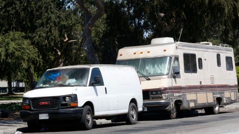 Muchas personas viven en sus autos ya que no pueden pagar el alquier de un hogar. / foto: Archivo.