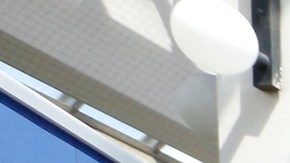 Mary Velásquez recibe información sobre los programas de salud para la tercera edad. (Aurelia Ventura/La Opinión)