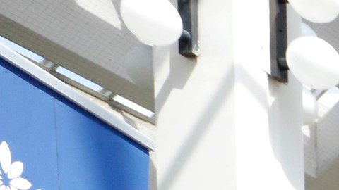 Mary Velásquez recibe información sobre los programas de salud para la tercera edad. (Aurelia Ventura/La Opinión)