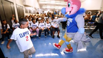 Chuck, la mascota de los Clippers entretiene a los estudiantes de la escuela 107Th Street Elementary. (Aurelia Ventura/ La Opinión)
