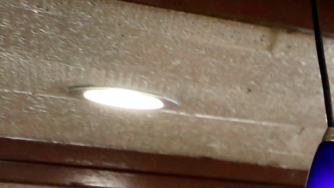 Paul Peñuelas muestra uno de sus platillos estrella en su restaurante El Perihuete de Paramount. / foto: Aurelia Ventura.