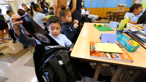 Los niños estudiantes de California se beneficiarán con el programa cuando regresen a clases, en el otoño.