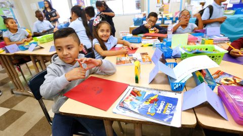 En las últimas décadas, las clases artísticas han ido desapareciendo de las aulas en LA. (Archivo)