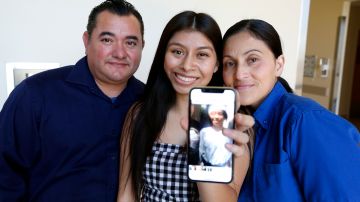 Allison Coreas, junto a sus padres, muestra una imagen tomada durante su recuperación. / fotos: Aurelia Ventura.