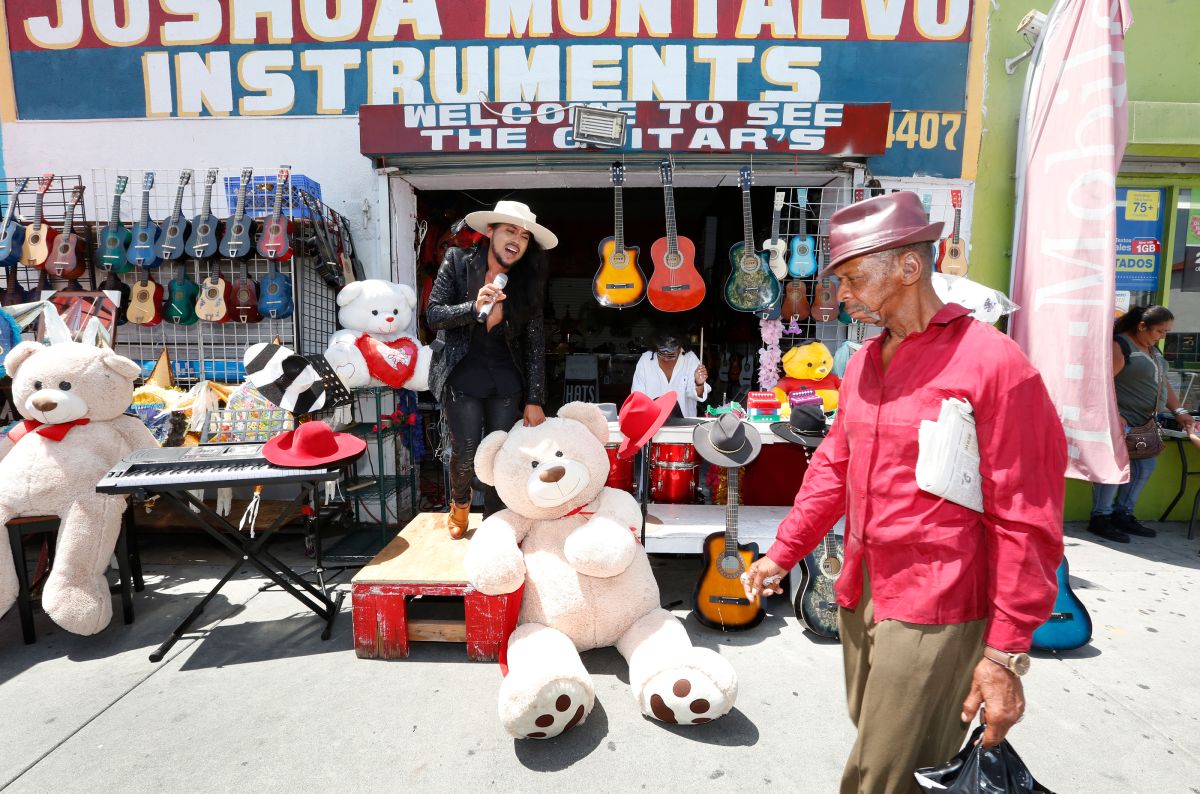 Los pequeños negocios como el de Joshua Montalvo en el sur de Los Ángeles están sufriendo mucho con la caída de las ventas por la pandemia.(Aurelia Ventura/ La Opinión)