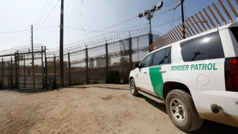 Una patrulla fronteriza cerca del paso peatonal entre Tijuana y San Diego.
