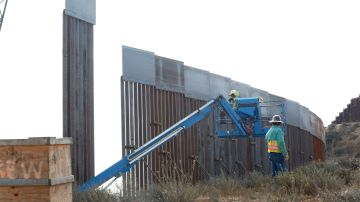 08/23/19/ LOS ANGELES/Construction crews work on the U.S. side of the U.S. Mexico border. The Department of Homeland Security is building 14 miles of secondary border barrier in San Diego county as part of U.S. President Donald Trump's Border Security and Immigration Enforcement Improvements executive order. (Aurelia Ventura/ La Opinión)