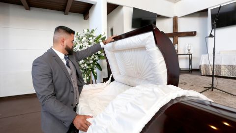 08/27/19/ LOS ANGELES/DACA recipient Hugo Sanchez and owner of Optima Funeral Home. (Aurelia Ventura/ La Opinión)