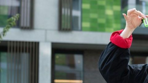 Kat Demarchelier Du Bois  disfruta ahora de una vida llena de seguridad financiera y laboral.