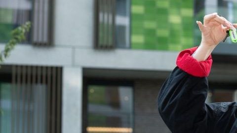 Kat Demarchelier Du Bois  disfruta ahora de una vida llena de seguridad financiera y laboral.