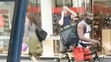 Pelea entre un taxista y un ciclista en Londres.