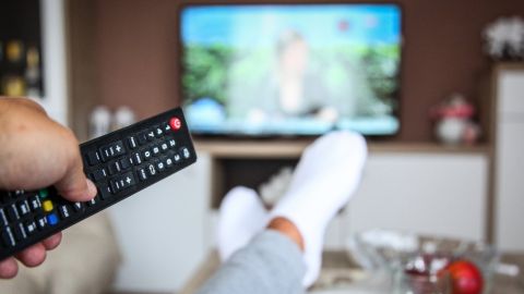 Los dispositivos más famosos de "streaming" como el de Google (Chromecast), Amazon (Fire TV Stick) o Apple (Apple TV) necesitan un mando para poder usarse.