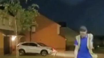 Imágenes de lo que hace el repartidor de leche frente a la cámara de seguridad.