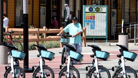 Instalan 17 estaciones con un total de 150 bicicletas en toda el área de North Hollywood. (Metro)