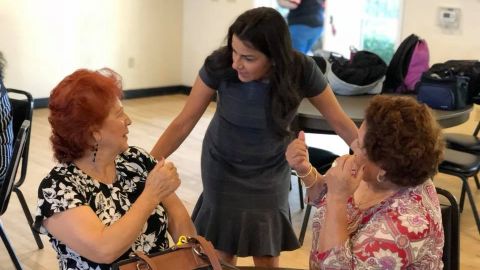 La congresista Barragán habla con dos de sus constituyentes en Wilmington. (FB:Barragán)