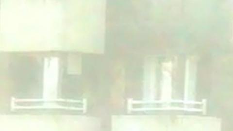 Niños saltan de ventana a ventana en un noveno piso.