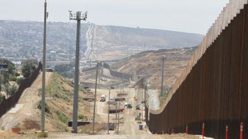 El Cuerpo de Ingenieros del Ejército construye una barrera fronteriza adicional cerca de San Diego.