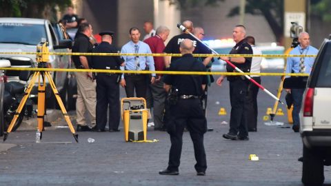 La Policía en Dayton, Ohio, el domingo en la mañana.