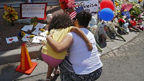 Decenas han dejado ofrendas cerca del lugar de la masacre en El Paso.
