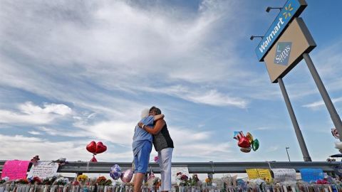 Familiares lloran a sus muertos en El Paso, Texas