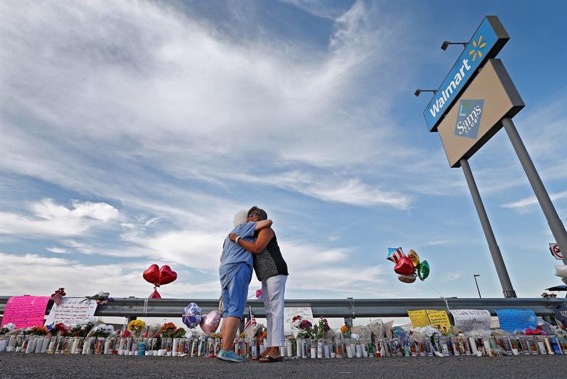 Familiares lloran a sus muertos en El Paso, Texas