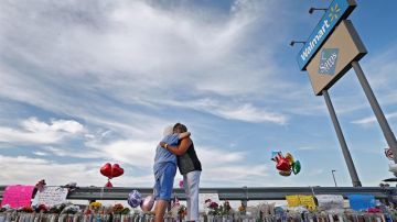 Familiares lloran a sus muertos en El Paso, Texas.