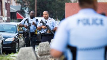 La policía rodea las calles durante un tiroteo en Filadelfia.