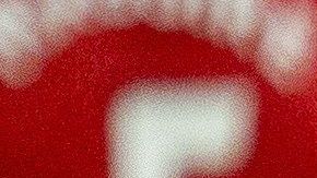 El ariete azteca hizo una finta al defensa del Manchester United, el inglés Harry Maguire, y lo mandó al suelo