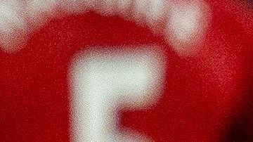 El ariete azteca hizo una finta al defensa del Manchester United, el inglés Harry Maguire, y lo mandó al suelo