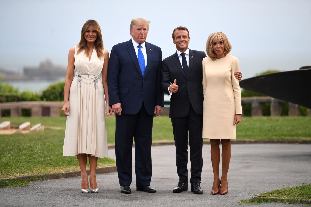 El presidente de Francia y su esposa dan la bienvenida a Donald y Melania Trump.