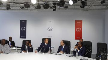 El presidente francés Emmanuel Macron durante una sesión de trabajo del G7, que se celebra en Biarritz, Francia. La silla vacía corresponde al presidente Donald Trump.
