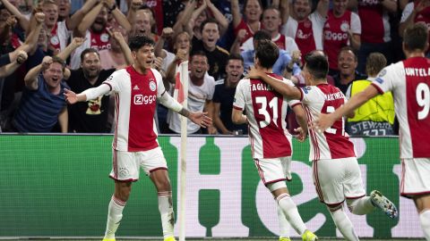 El mexicano tuvo una noche de ensueño con el Ajax, durante su primer titularidad en Champions