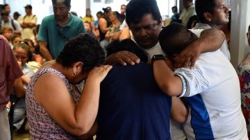 Familiares de los fallecidos en el tiroteo a un bar en Coatzacoalcos, en Veracruz.  EFE